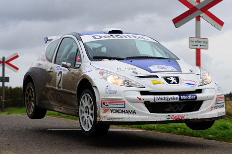 Christian Jensen og Søren Tøndborg er for alvor er blevet flyvende i deres Peugeot 207 Super 2000. De vandt anden afdeling af DM og blev nummer 2 i tredje løb. Skal de vinde Rally Midtsjælland?